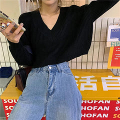 Suéter corto con cuello en V y botones en la espalda