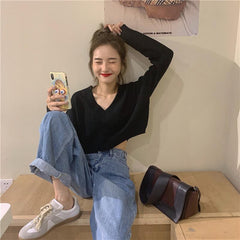 Suéter corto con cuello en V y botones en la espalda