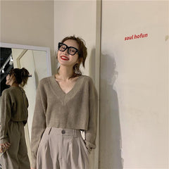 Suéter corto con cuello en V y botones en la espalda