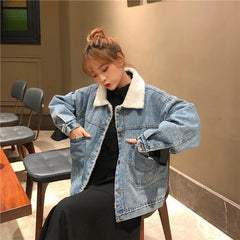 Chaqueta vaquera azul de piel sintética con bolsillos traseros