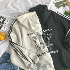 Sportlicher Hoodie mit Rückendruck und Seitenlinien in Creme und Schwarz