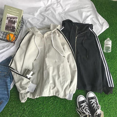 Sportlicher Hoodie mit Rückendruck und Seitenlinien in Creme und Schwarz