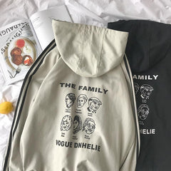 Sportlicher Hoodie mit Rückendruck und Seitenlinien in Creme und Schwarz