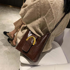 Bolso de hombro vintage de piel sintética con hebilla dorada