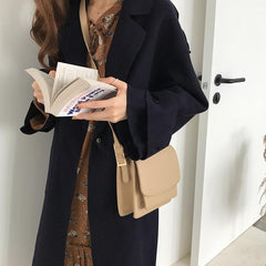 Bolso bandolera básico de piel sintética con solapa en beige y negro