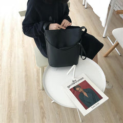 Bolso bandolera básico de piel sintética beige, rojo y negro con monedero.