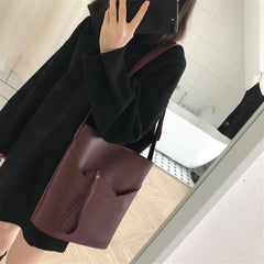 Bolso bandolera básico de piel sintética beige, rojo y negro con monedero.