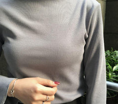 Blusa básica acampanada de manga larga en color pastel