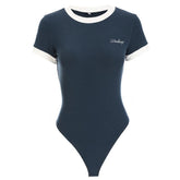 Body con estampado de letras básicas y borde de color blanco