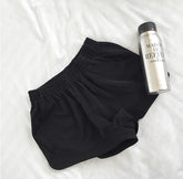 Shorts negros de estilo deportivo básico