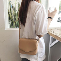 Bolso de hombro básico de piel sintética con solapa cuadrada en beige y negro