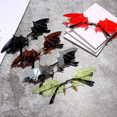 Gafas de sol coloridas con diseño gótico y montura afilada de alas de murciélago