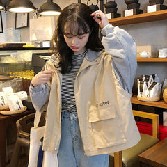 Chaqueta cortavientos con capucha Be Trippin en color beige y negro