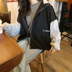 Chaqueta cortavientos con capucha Be Trippin en color beige y negro