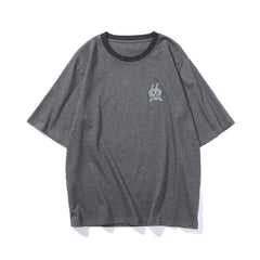 Camiseta con borde negro y parche de oso y conejo