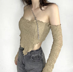 Top beige con tirantes de cadena y mangas estilo papel arrugado