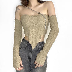 Top beige con tirantes de cadena y mangas estilo papel arrugado