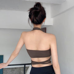 Top de verano beige con tirantes cruzados y mangas