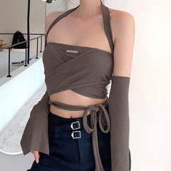 Top de verano beige con tirantes cruzados y mangas