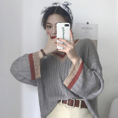 Suéter fino holgado con cuello en V vintage en beige y gris