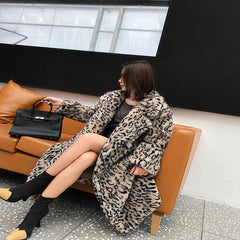 Beigefarbene, warme Plüsch-Oberjacke mit Leopardenmuster