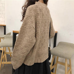 Suéter de punto blanco beige con agujeros y manga larga