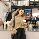 Suéter de punto blanco beige con agujeros y manga larga