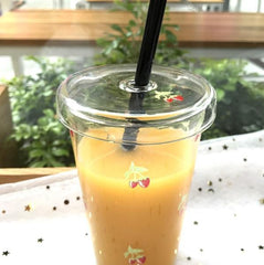 Vaso de plástico transparente con pajita y estampado de bayas