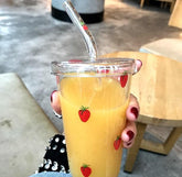 Vaso de plástico transparente con pajita y estampado de bayas