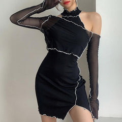 Vestido negro de malla con cuello halter y mangas largas