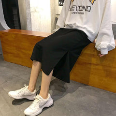 Falda midi negra de cintura alta con abertura lateral