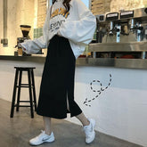 Falda midi negra de cintura alta con abertura lateral