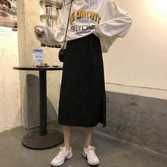 Falda midi negra de cintura alta con abertura lateral