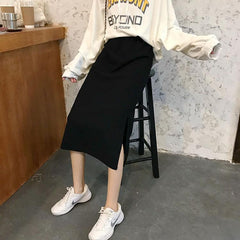 Falda midi negra de cintura alta con abertura lateral