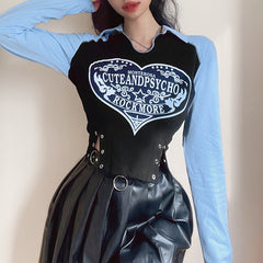 Camisa ajustada con estampado de corazones atrevidos en negro y azul con herretes laterales