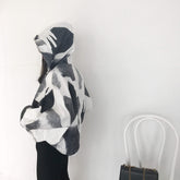 Chaqueta holgada con capucha y estampado animal en blanco y negro