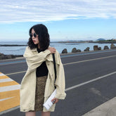 Chaqueta vaquera estilo camisa larga color beige y negro