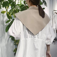 Capa elegante con solapa de esmoquin en blanco, beige y negro