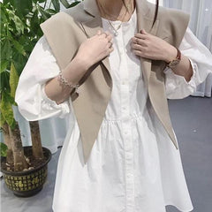 Capa elegante con solapa de esmoquin en blanco, beige y negro