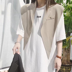 Capa elegante con solapa de esmoquin en blanco, beige y negro