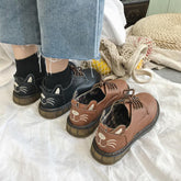 Bonitas botas retro con cara de gato marrón y negro