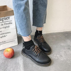 Bonitas botas retro con cara de gato marrón y negro