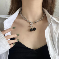 Collar de cadena de plata estilo grunge con cereza negra
