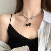 Collar de cadena de plata estilo grunge con cereza negra