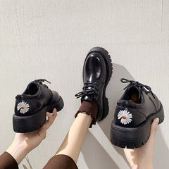 Botas negras con tacón bonito y bordado de flores, brillantes y mate