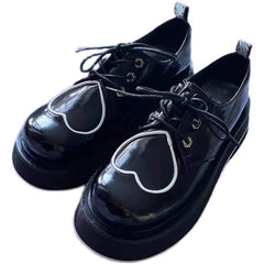Botas gruesas con diseño de corazón y estética universitaria en negro brillante