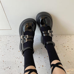 Zapatos negros brillantes de suela gruesa con hebilla de corazón de lolita