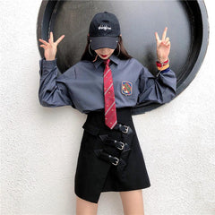 Minifalda irregular de estética gótica negra