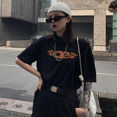 Camiseta con estampado de llamas de moda urbana en gris y negro