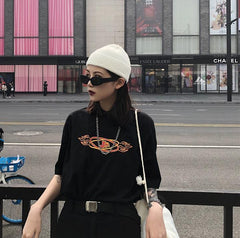 Camiseta con estampado de llamas de moda urbana en gris y negro